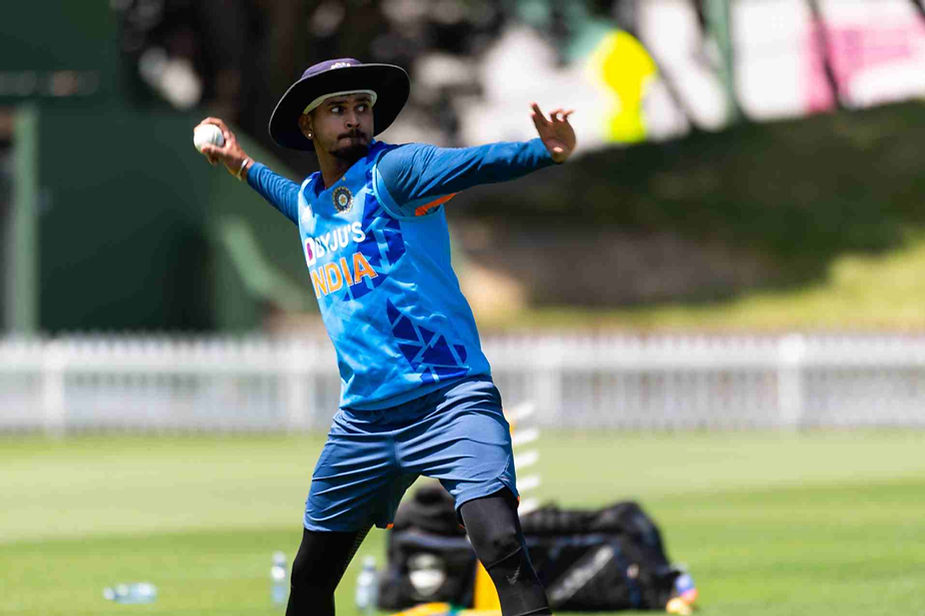 India tour of New Zealand, First T20I_ Shreyas Iyer practices as match abandoned due to rain _ Walking Wicket (Source_ ©BCCI_Twitter)